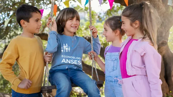 Niños de la AUH con ropa de Anses