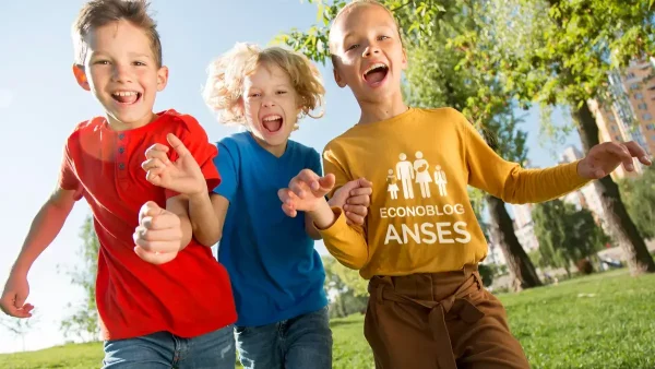 Niños de la AUH jugando con remera de Anses