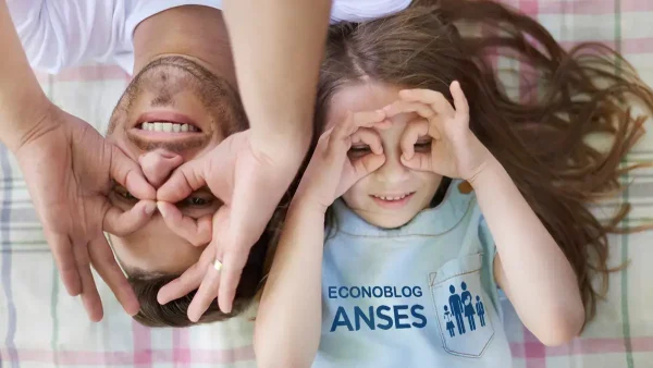 Padre de la AUH con remera de Anses