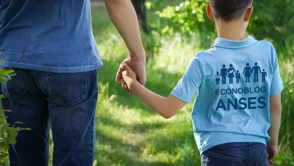 Niño del SUAF o la AUH con remera de Anses