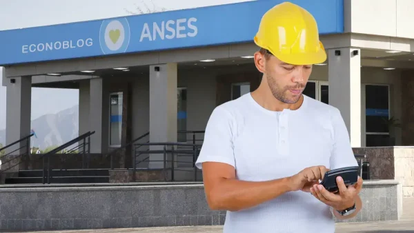 Trabajador con casco frente a Anses