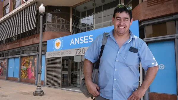 Trabajador parado en Anses