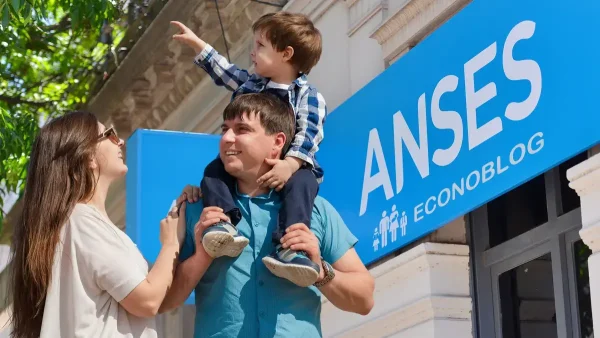 Familia feliz de la AUH en Anses