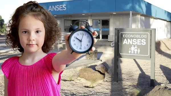 Niña de la AUH con un reloj frente a Anses