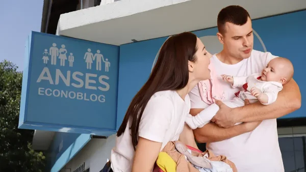 Familia con su bebé en Anses con cartel de AUH y SUAF