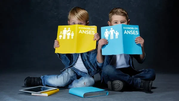 Niños con libros de Anses para AUH y SUAF