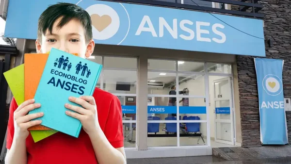 Niño en Anses con libros de AUH y SUAF