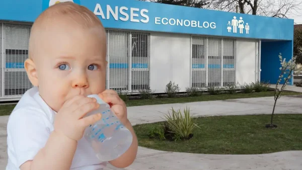 Bebé de la AUH tomando leche en Anses