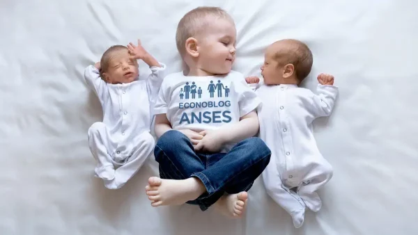 Bebés del SUAF y AUH con remera de Anses