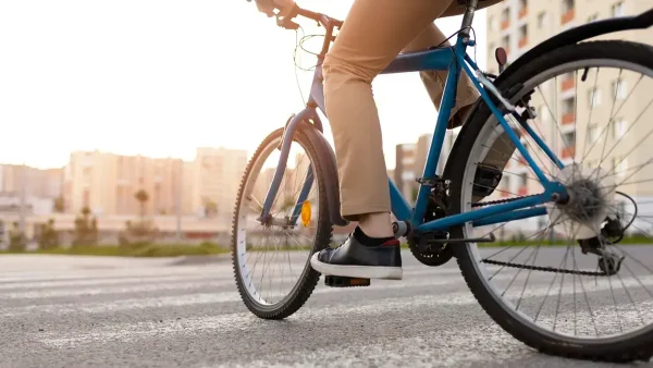 Joven en una bicicleta azul