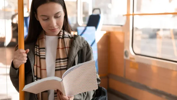 Leyendo en el colectivo