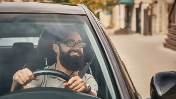 Hombre conduciendo su auto