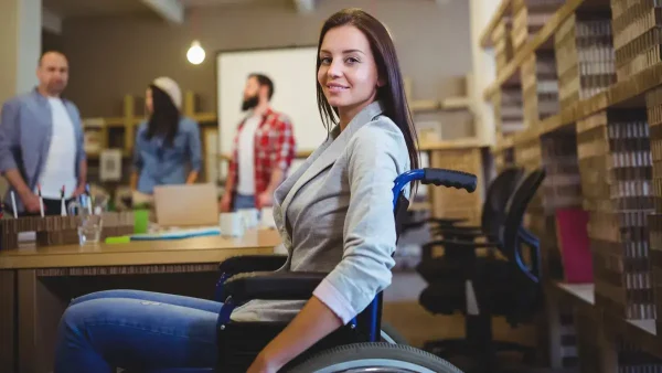 Mujer con discapacidad trabajando