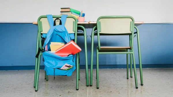 Una mochila en una escuela vacía