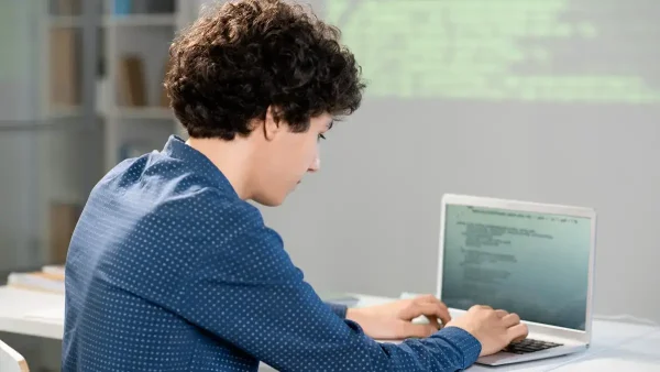 Estudiante con su computadora