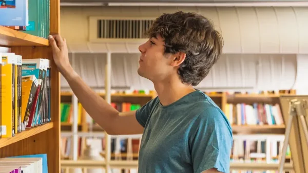 Estudiante en una biblioteca