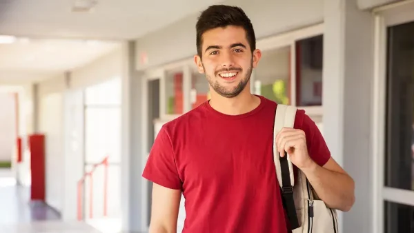 Estudiante con su mochila