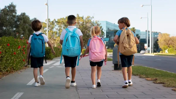 Estudiantes con sus mochilas