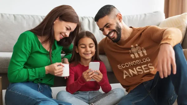 Familia de la AUH con celular y remera de Anses