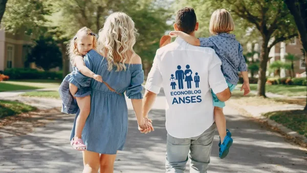 Una familia de la AUH con camisa de Anses