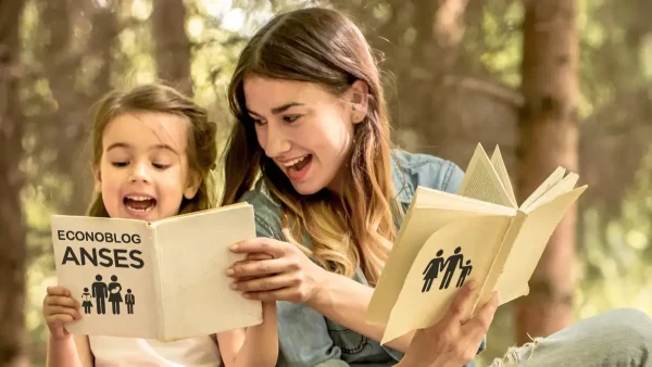 Madre con su hija leyendo un libro de Anses para AUH y SUAF