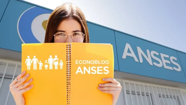 Estudiante con libro de Anses para AUH y SUAF