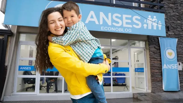 Niño de la AUH con su madre en Anses