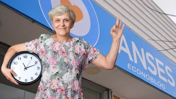 Jubilada contenta con un reloj en Anses