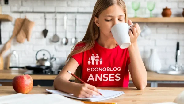 Niña con remera de Anses para AUH