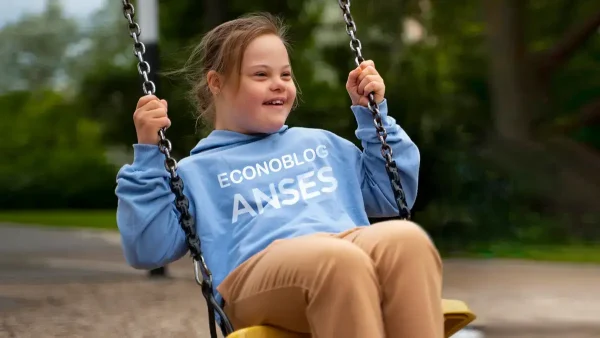 Menor con síndrome de down con remera de Anses