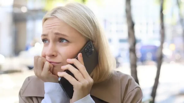 Mujer preocupada con su celular