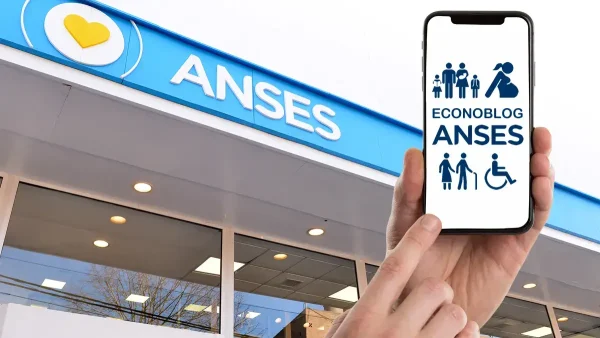 Una mano con un celular en Anses