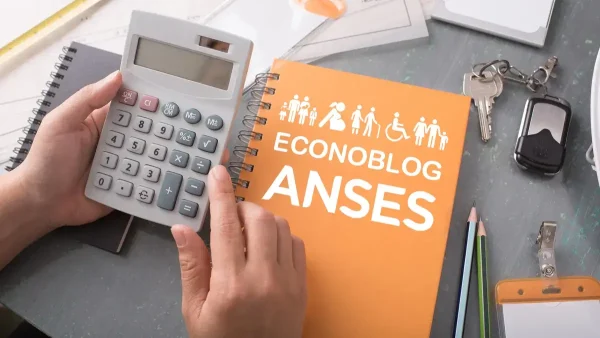 Calculadora junto a un cuaderno de Anses