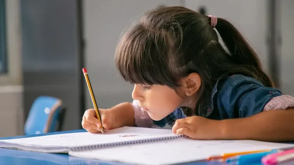 Estudiante estudiando