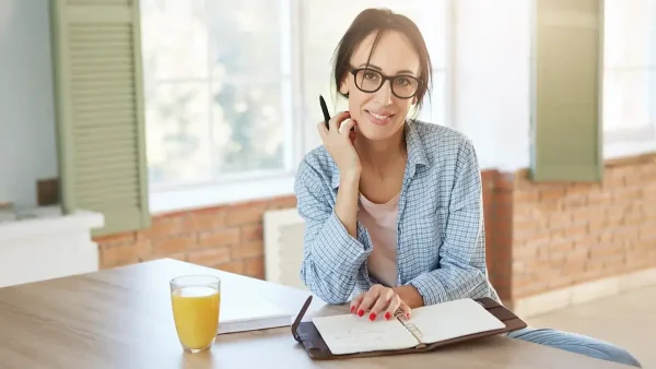 Mujer estudiando contenta