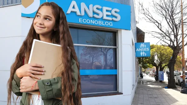 Estudiante en Anses con cartel de AUH y SUAF