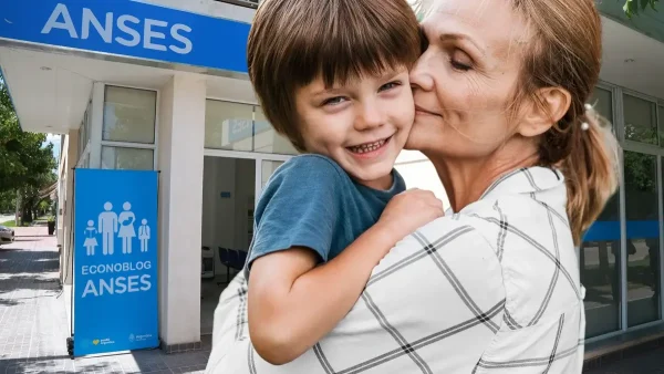 Madre de la AUH abrazando a su hijo frente a Anses