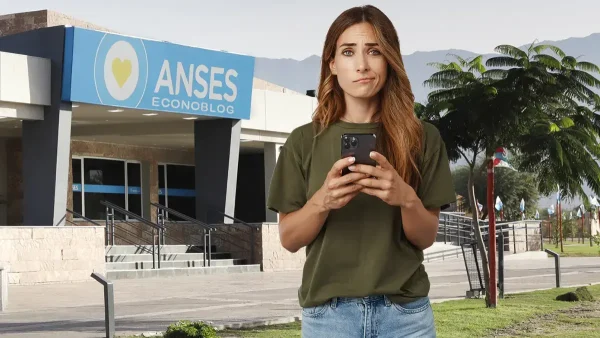 Mujer preocupada en Anses con su celular