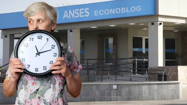 Jubilada con un reloj en Anses