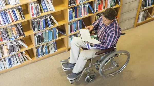 Estudiante en silla de ruedas