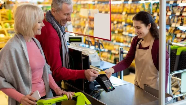 Jubilados en el supermercado