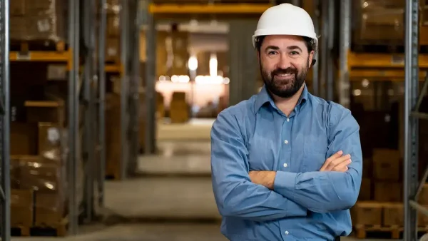 Trabajador con casco