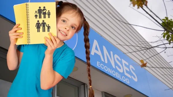 Chica con cuaderno de AUH y SUAF en Anses