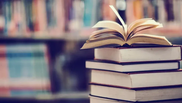 Libros en una biblioteca