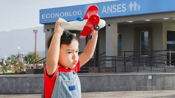 Niño del SUAF jugando en Anses