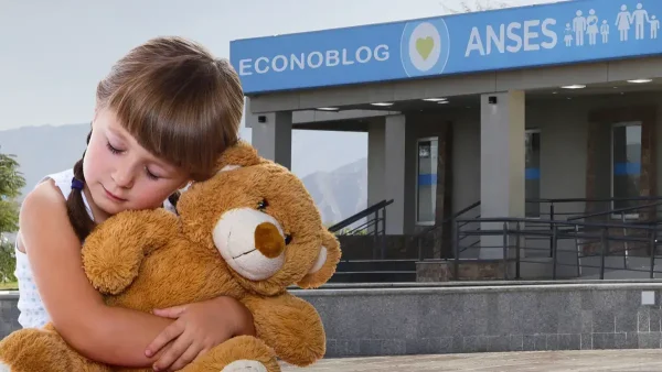 Niña abrazando a un oso en Anses con cartel de AUH y SUAF