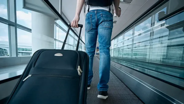 Turista con su valija en un aeropuerto