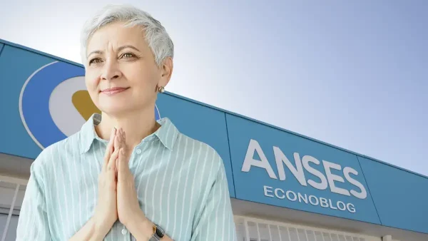 Jubilada rezando en Anses