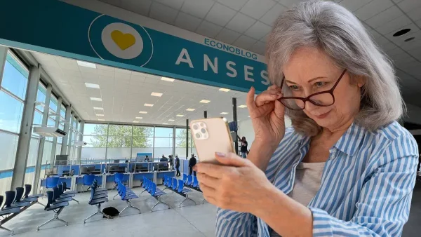 Jubilada con su celular en Anses