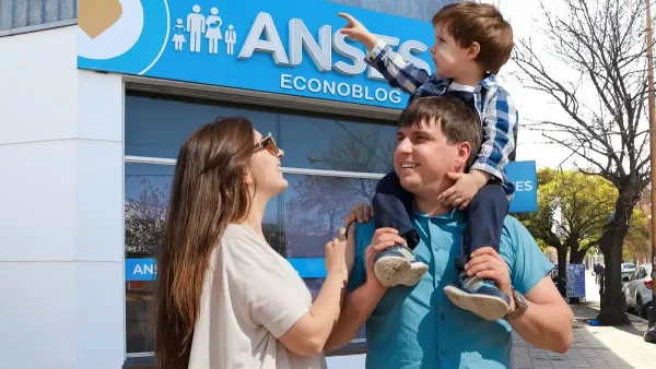 Familia de la AUH en oficina de Anses